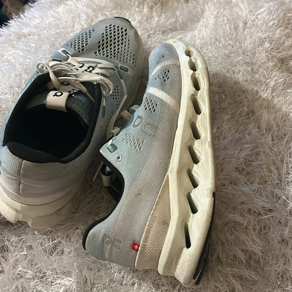 On Running Women's Light Gray Athletic Shoes
